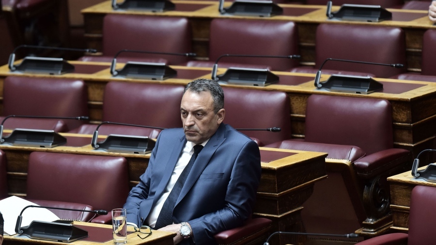 Οδυρόμενος ο Βασίλης Στίγκας, έβαλε τα κλάματα στη Βουλή