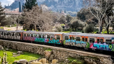 Άγνωστοι πέταξαν πέτρα σε συρμό του Ηλεκτρικού - Τραυματίστηκε επιβάτης