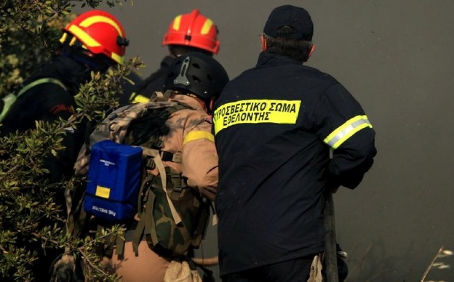 Οι εθελοντές πυροσβέστες διαψεύδουν ότι τους άφησαν νηστικούς κατά τη διάρκεια των επιχειρήσεων κατάσβεσης