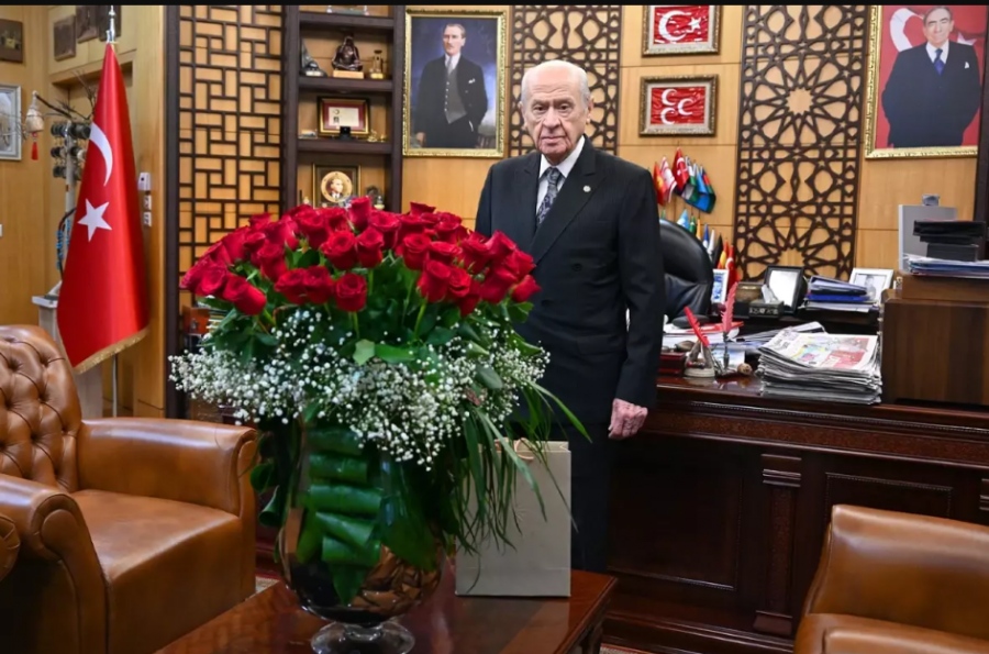 Τι ζούμε; Ο Erdogan έπνιξε στα τριαντάφυλλα τον Bahceli – Το μήνυμα αγάπης του Τούρκου Προέδρου