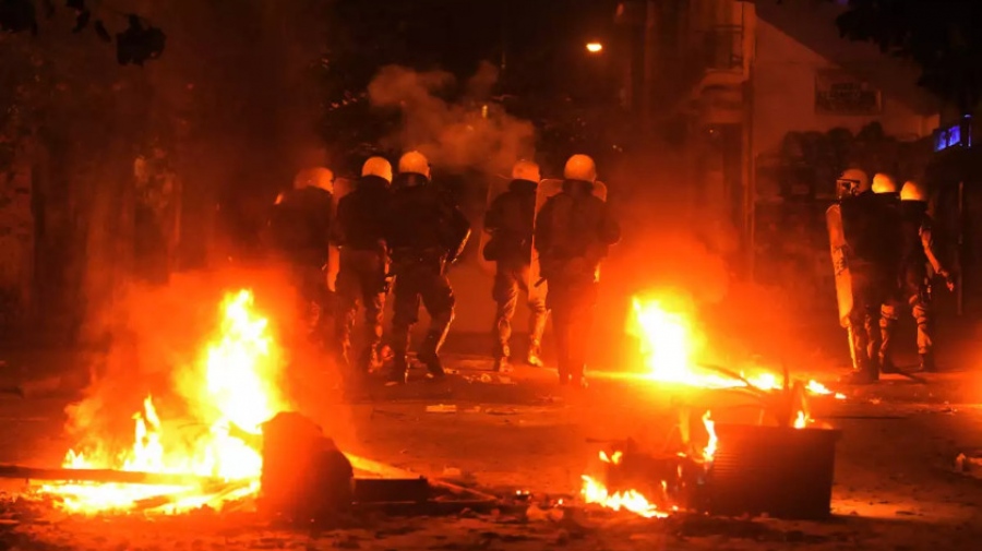 Χαμός στα Ιλίσια με φωτιές, αυτοσχέδια οδοφράγματα και παρέμβαση των ΜΑΤ - Κλειστή και στα δύο ρεύματα η Ούλωφ Πάλμε