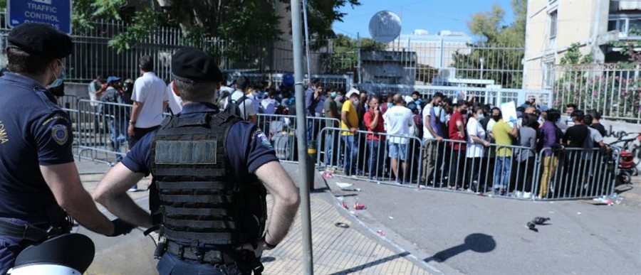 Νέος συνωστισμός στην Υπηρεσία Ασύλου στην Κατεχάκη – Παρέμβαση Μηταράκη