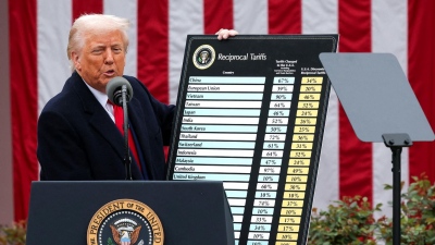 Ιστορικά έσοδα 1 τρισ. δολαρίων ως το τέλος του 2025 αναμένουν οι ΗΠΑ από τους δασμούς του Trump