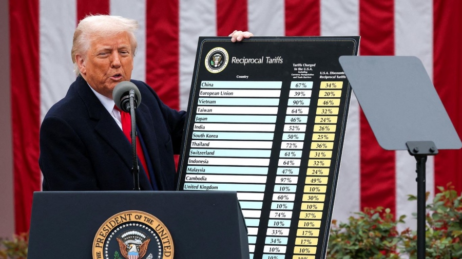 Ιστορικά έσοδα 1 τρισ. δολαρίων ως το τέλος του 2025 αναμένουν οι ΗΠΑ από τους δασμούς του Trump