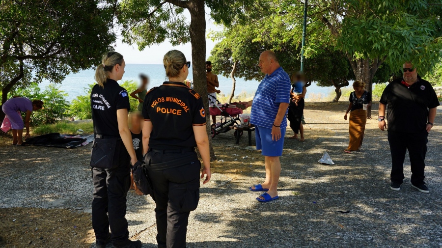 Η… παντόφλα του Μπέου – Με καλοκαιρινή… διάθεση ο Δήμαρχος Βόλου απομάκρυνε ομάδα καταληψιών «Ρομά» από πλατεία