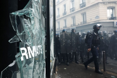 Χαμός στο Παρίσι: Επεισόδια, μολότοφ και δακρυγόνα – Στους δρόμους ξανά οι Γάλλοι