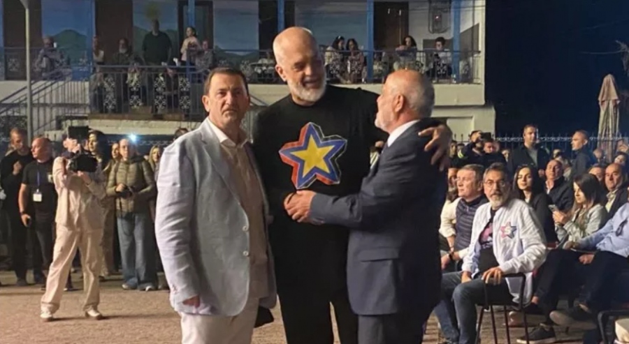 Από νησί αντίστασης η Κέρκυρα, γενέτειρα πολιτικών υποταγής – Ο Μαχειμάρης στην φιέστα Rama παρίστανε τον «σερβιτόρο»