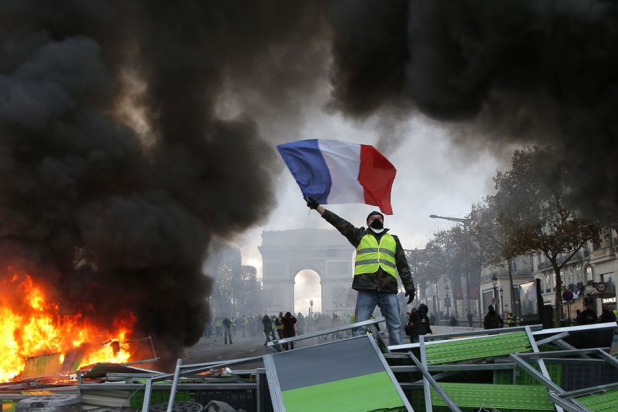 Τεταμένη η κατάσταση στη Γαλλία – Πάνω από 100 συλλήψεις στις διαδηλώσεις των «κίτρινων γιλέκων»
