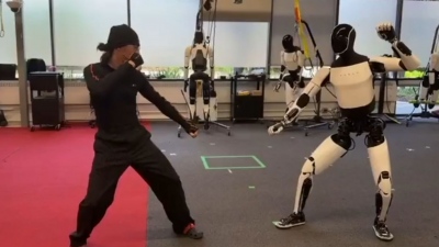 Το τέλος πλησιάζει: Ρομπότ της Tesla μαθαίνει… κουνγκ φου – Ο Musk δείχνει το μέλλον της ρομποτικής μάχης (vid)