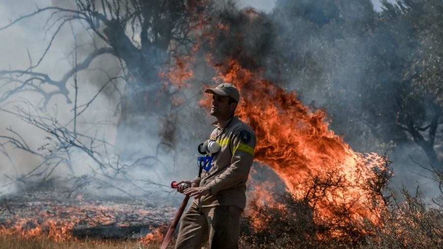 Έως την Κρήτη ο καπνός από τις νέες πυρκαγιές στην Αττική - Εντυπωσιακές εικόνες από δορυφόρο