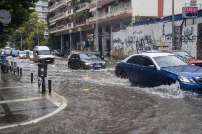 Πνίγηκε η Θεσσαλονίκη μέσα σε μία ώρα από τη βροχή – Πλημμύρισαν δρόμοι και υπόγεια