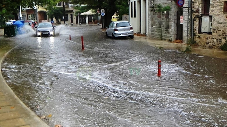 Κακοκαιρία στα Ιωάννινα: Δρόμοι ποτάμια από τη βροχόπτωση, έπεσαν δέντρα