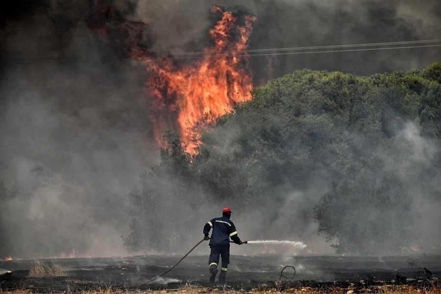 Μεγάλη αναζωπύρωση της φωτιάς στη Λακωνία