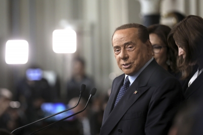 Οργή Ουκρανών για Berlusconi: Ντροπιάζει την Ιταλία – Φιλά τα ματωμένα χέρια του Putin