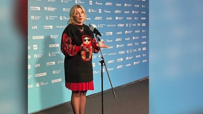 Αποκαλύπτική Zakharova: «Το 2026 έκανα στροφή στα κινεζικά φορέματα και ανατολίτικα μοτίβα»