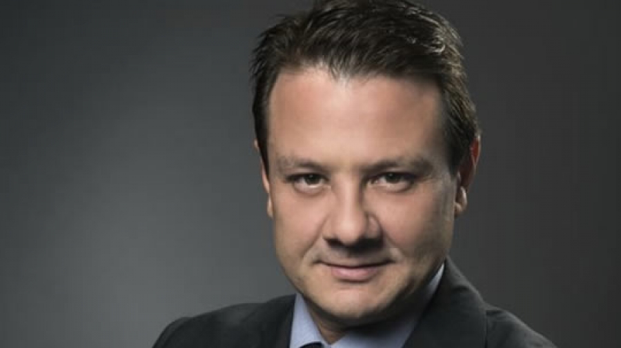 Λύτρας: Νεαρή αεροσυνοδός καταθέτει αγωγή - μαμούθ 1 εκατ. ευρώ, σε πασίγνωστο πλαστικό χειρουργό