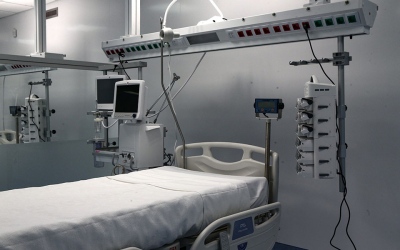 Φρένο στις υπερχρεώσεις των ιδιωτικών νοσοκομείων μέσω… απογευματινών χειρουργείων ζητούν οι ασφαλιστικές