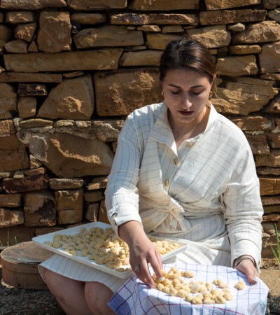 «Η ειδοποιός διαφορά της επιχείρησής μας είναι ότι ασχολούμαστε με το προϊόν από το χωράφι μέχρι το ράφι», λέει η Φωτεινή Ποριάζη