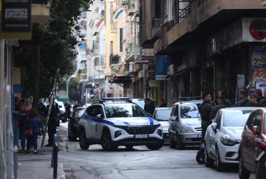 Αιματηρή ληστεία στα Εξάρχεια - Μαχαίρωσαν υπάλληλο περίπτερου