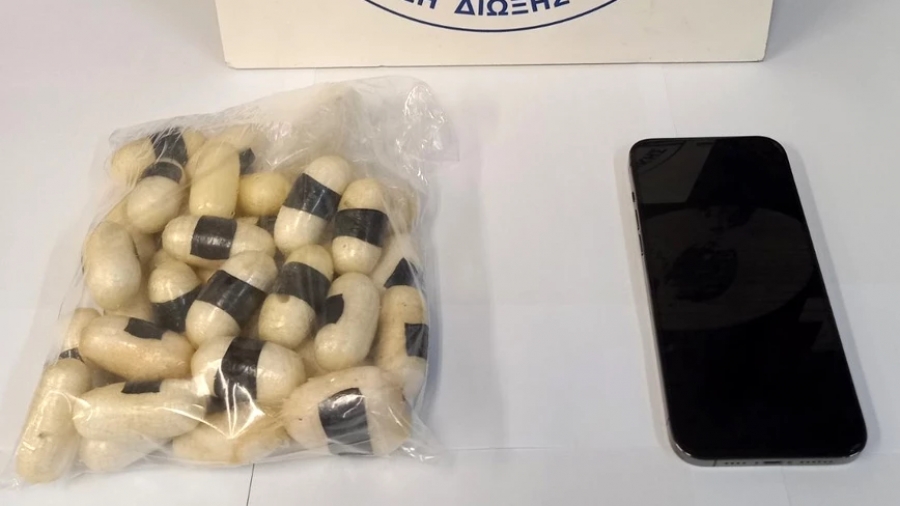 Kατάπιε μισό κιλό κοκαΐνης για να το περάσει στην Ελλάδα και τον έπιασαν στο «Ελευθέριος Βενιζέλος»