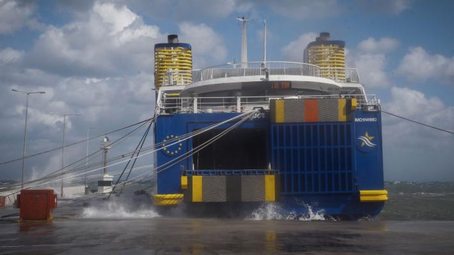 Δεμένα τα πλοία στα λιμάνια της χώρας λόγω της κακοκαιρίας