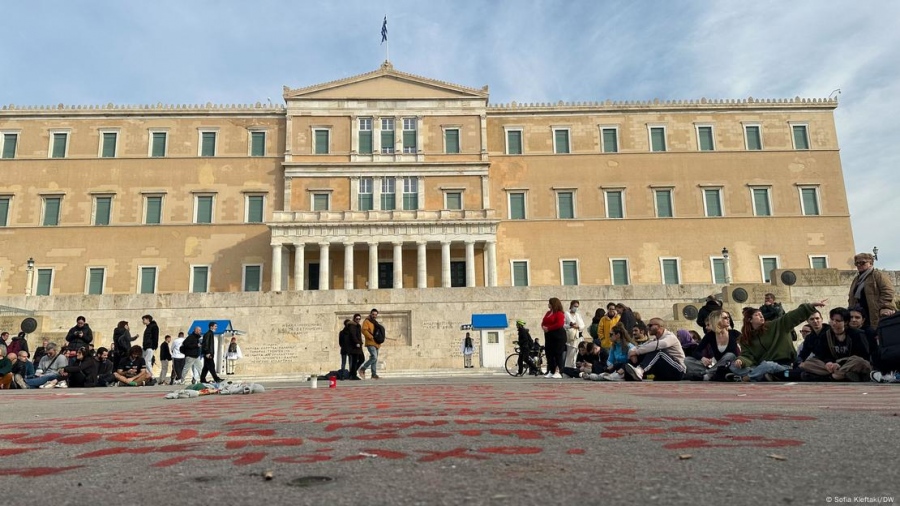 taz: «Παραιτηθείτε, κύριε Μητσοτάκη!»