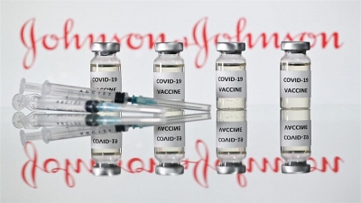 NYT: H J&J διακόπτει την παραγωγή του εμβολίου της κατά της Covid