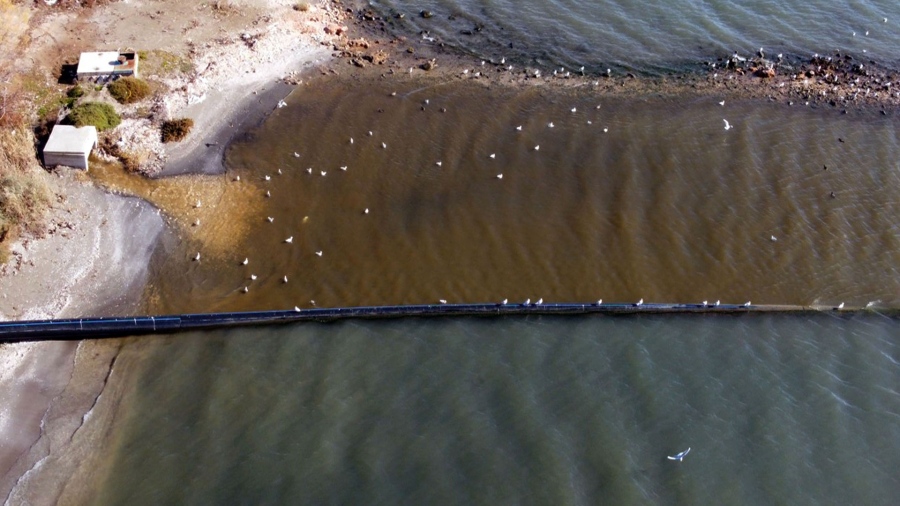 Η γερμανική taz κατακεραυνώνει... το ελληνικό καλοκαίρι - Χάλια υποδομές, «κολυμπάς σε σκουπίδια και λάσπη»