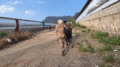 Συγκλονιστικά πλάνα: Οι μαχητές των Houthis ξυπόλητοι σφυροκοπούν τις κυβερνητικές δυνάμεις της Υεμένης (vid)