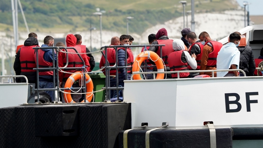 Η Βρετανία υιοθετεί νέα σκληρή μεταναστευτική πολιτική - Όποιος μπαίνει  απελαύνεται, δεν μπορεί να καταθέσει αίτηση για άσυλο