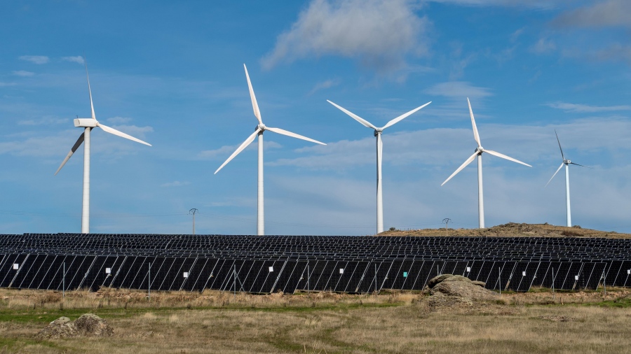 EDP Renewables: Συνδέει στο δίκτυο το πρώτο αιολικό-ηλιακό υβριδικό έργο της Ισπανίας