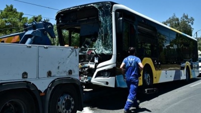 Σοκ στη Συγγρού: Αστικό λεωφορείο με επιβάτες συγκρούστηκε με γερανό - Δεν υπήρξε τραυματισμός
