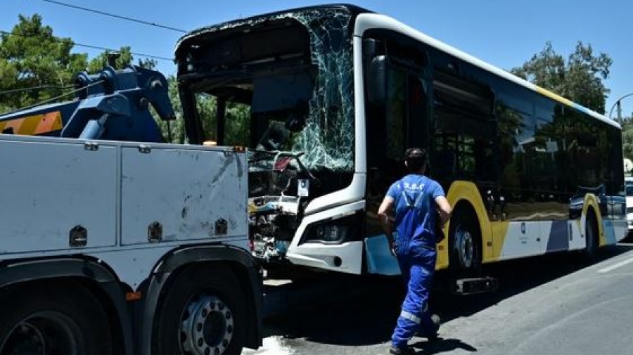 Σοκ στη Συγγρού: Αστικό λεωφορείο με επιβάτες συγκρούστηκε με γερανό - Δεν υπήρξε τραυματισμός