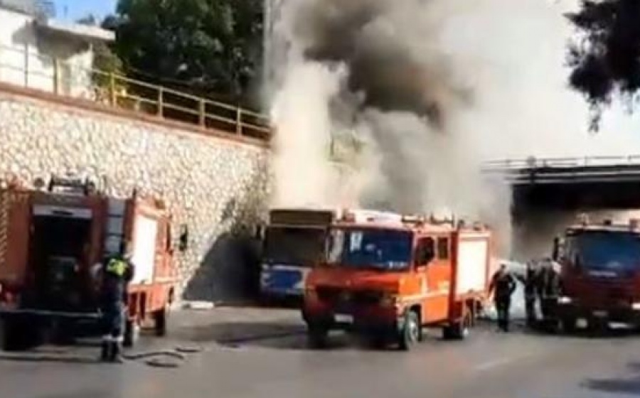 Φωτιά σε λεωφορείο του ΟΑΣΑ στην εθνική οδό Αθηνών – Λαμίας – Προκλήθηκαν ζημιές