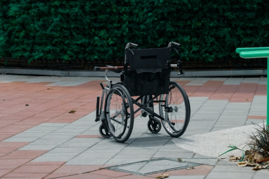 Οδηγός παρέσυρε και εγκατέλειψε ηλικιωμένο με αναπηρικό αμαξίδιο