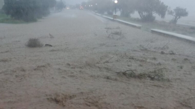 Προβλήματα από τις έντονες βροχοπτώσεις σε Κάρπαθο και Κάσο - Πλημμύρισαν οι δρόμοι