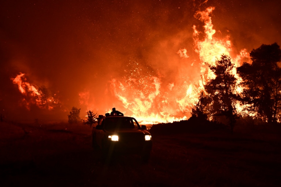 Κολασμένη η νύχτα στον Ωρωπό - Ανεξέλεγκτο το πύρινο μέτωπο – Κοντά στα σπίτια οι φλόγες, σκληρή η μάχη της πυροσβεστικής