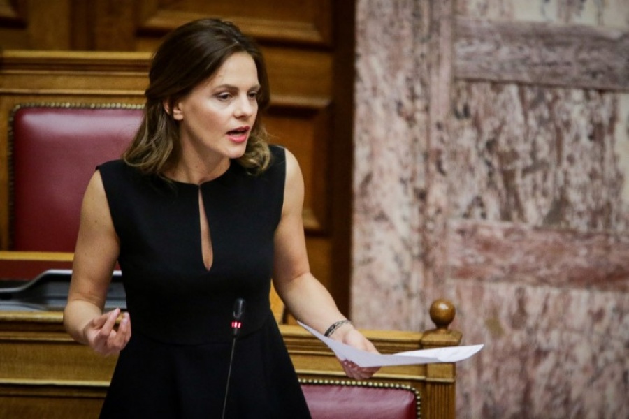 Αχτσιόγλου: Η κυβέρνηση θέλει να βάλει «βόμβα» στην κοινωνική ασφάλιση