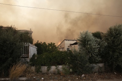 Σε πύρινο κλοιό η Αττική - Καίγονται σπίτια - Κηρύχθηκε σε κατάσταση έκτακτης ανάγκης