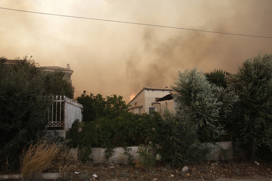 Σε πύρινο κλοιό η Αττική - Καίγονται σπίτια - Κηρύχθηκε σε κατάσταση έκτακτης ανάγκης