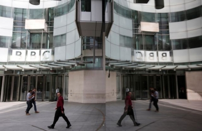 Βρετανία: Εν μέσω πολιτικής κρίσης ο Boris Johnson περικόπτει το ειδικό τέλος του BBC