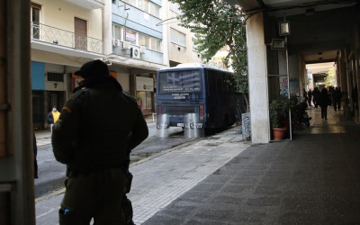 Επίθεση με μολότοφ κατά διμοιρίας των ΜΑΤ κοντά στα γραφεία του ΠΑΣΟΚ