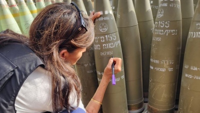 Οργή για τη Nikki Haley (ΗΠΑ) - Φωτογραφίζεται γράφοντας «τελειώστε τους» σε ισραηλινή οβίδα