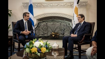 Στην Κύπρο ο Μητσοτάκης – Συνάντηση με τον Αρχιεπίσκοπο Χρυσόστομο, επίσκεψη στην ΕΛΔΥΚ