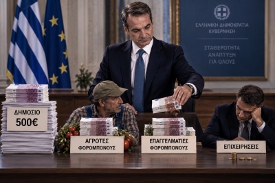 «Χρύσωσε» τους εκλεκτούς του ο Μητσοτάκης – Έδωσε 500 ευρώ στο Δημόσιο, φορομπόνους σε αγρότες και επαγγελματίες, «ψίχουλα» στις επιχειρήσεις