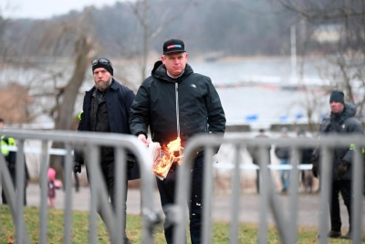 Πυροδοτούν οργή και μίσος: Κάψανε τρία κοράνια στη Δανία – Έντονη καταδίκη από Ρωσία: Απίστευτη πρόκληση