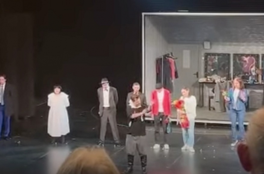 Ρώσος ηθοποιός έκοψε τις φλέβες του πάνω στη σκηνή - Εικόνες σοκ, έντρομοι οι θεατές (Video)