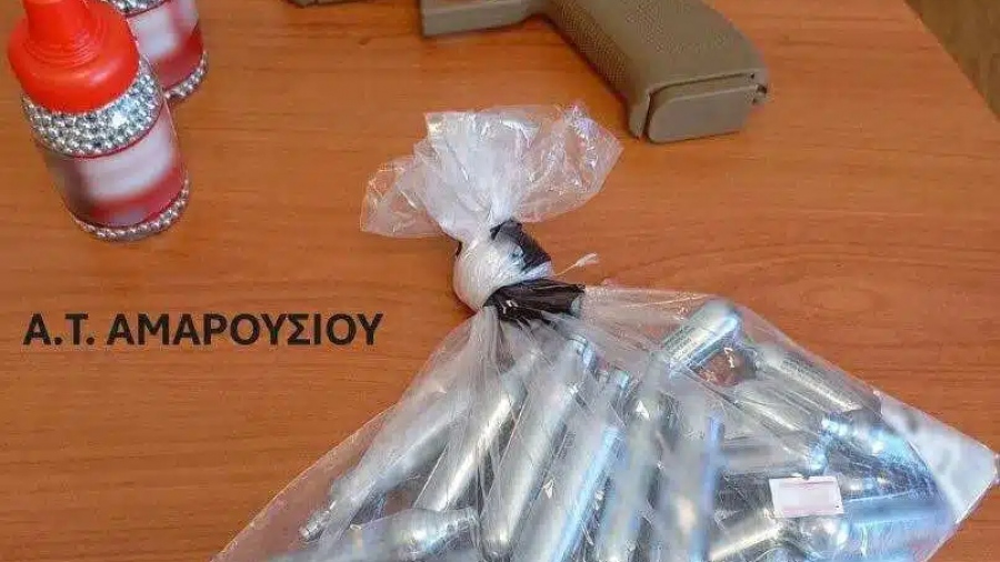 Σύλληψη 20χρονου με 1500 μεταλλικές βολίδες και αεροβόλο - Τι λέει η ΕΛ.ΑΣ για την επίθεση στην εφημερίδα του Πέτρου Κουσουλού