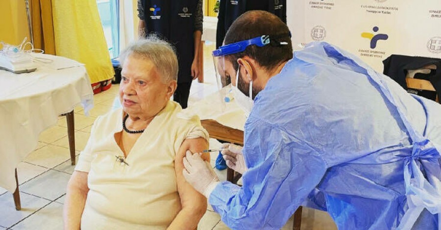 Κορωνοϊός: Δεν αισθάνομαι καμία ενόχληση λέει η 95χρονη που εμβολιάστηκε πρώτη στον οίκο ευγηρίας