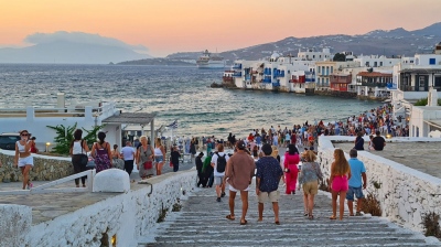 Ποιοι τουρίστες επιλέγουν την Ελλάδα για διακοπές – Νέα έρευνα ακτινογραφεί το προφίλ τους